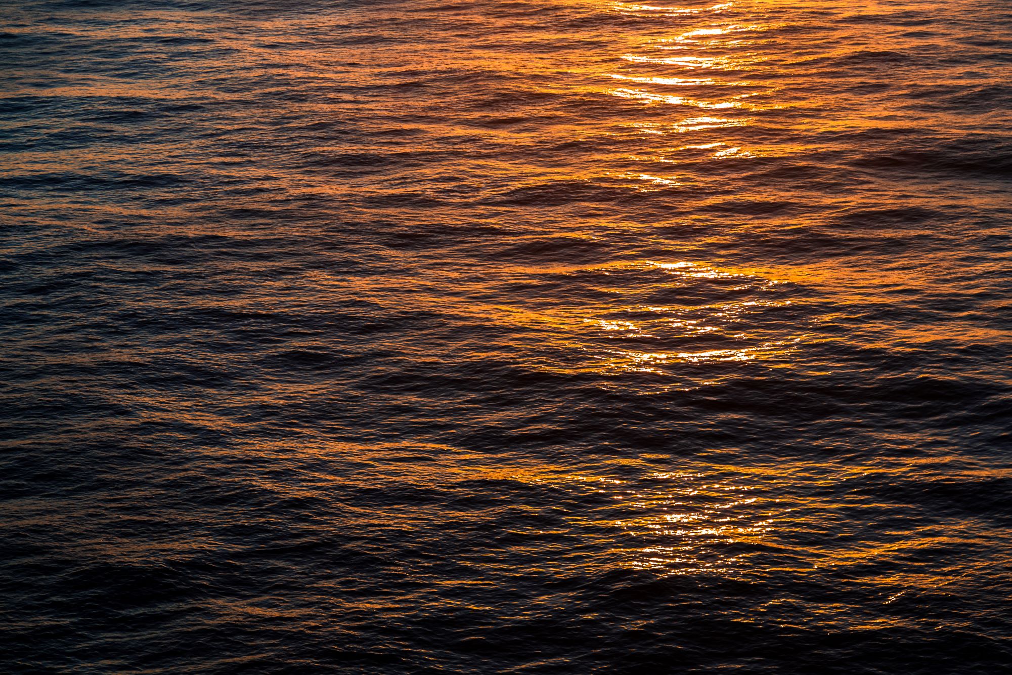 Mar com a luz do sol sobre as ondas